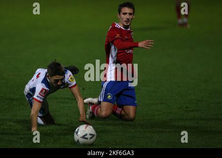 Hartlepool, Regno Unito. Martedì 15th novembre 2022Hartlepool Joe Grey degli Stati Uniti è imbrogliato da Joe Sbarra dei Moors di Solihull durante il replay di fa Cup 1st Round tra Hartlepool United e Solihull Moors a Victoria Park, Hartlepool martedì 15th novembre 2022. (Credit: Michael driver | MI News) Credit: MI News & Sport /Alamy Live News Foto Stock