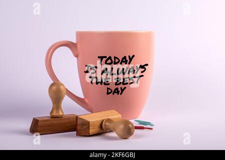 Oggi è sempre il giorno migliore. Tazza di caffè con testo su sfondo bianco. Foto Stock