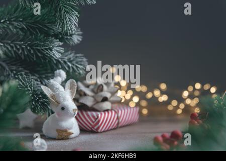 Un coniglio simbolo di 2023 tra le luci, ghirlande, alberi di Natale, calendario cinese anno simbolo con spazio copia Foto Stock