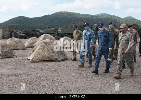 Amami, Giappone. 16th Nov 2022. Gli ufficiali militari della NATO e la difesa Attache di sette nazioni in Giappone ispezionano l'esercizio militare congiunto di Stati Uniti e Giappone 'Keen Sword 23' al sub-campo di Setouchi nell'isola di Amami Oshima, nella prefettura di Kagoshima, Giappone, mercoledì 16 novembre 2022. Foto di Keizo Mori/UPI Credit: UPI/Alamy Live News Foto Stock