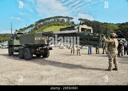 Amami, Giappone. 16th Nov 2022. I soldati marines degli Stati Uniti dimostrano gli HIMARS durante l'esercizio militare congiunto degli Stati Uniti e del Giappone 'Keen Sword 23' al sub-campo di Setouchi nell'isola di Amami Oshima, nella prefettura di Kagoshima, Giappone, mercoledì 16 novembre 2022. Foto di Keizo Mori/UPI Credit: UPI/Alamy Live News Foto Stock