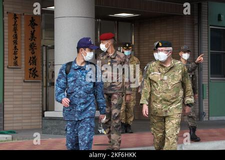 Amami, Giappone. 16th Nov 2022. Gli ufficiali militari della NATO e la difesa Attache di sette nazioni in Giappone ispezionano l'esercizio militare congiunto degli Stati Uniti e del Giappone "Keen Sword 23" a Camp Amami nell'isola di Amami Oshima, nella prefettura di Kagoshima, Giappone mercoledì 16 novembre 2022. Foto di Keizo Mori/UPI Credit: UPI/Alamy Live News Foto Stock