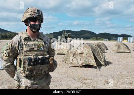 Amami, Giappone. 16th Nov 2022. I soldati Marines degli Stati Uniti sono guardie in piedi durante l'esercizio militare congiunto di Stati Uniti e Giappone 'Keen Sword 23' al sub-campo di Setouchi ad Amami Oshima Islan, nella prefettura di Kagoshima, Giappone mercoledì 16 novembre 2022. Foto di Keizo Mori/UPI Credit: UPI/Alamy Live News Foto Stock