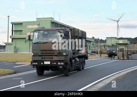 Amami, Giappone. 16th Nov 2022. Giappone Terra Self-Defense Force di tipo 12 SSM (superficie-a-nave missile) sono visti lasciare il campo Amami in Amami Oshima Island, Kagoshima-Prefettura, Giappone Mercoledì, 16 novembre 2022. Foto di Keizo Mori/UPI Credit: UPI/Alamy Live News Foto Stock