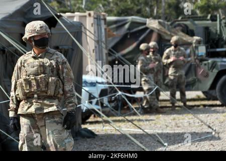 Amami, Giappone. 16th Nov 2022. I soldati Marines degli Stati Uniti sono guardie in piedi durante l'esercizio militare congiunto di Stati Uniti e Giappone 'Keen Sword 23' al sub-campo di Setouchi ad Amami Oshima Islan, nella prefettura di Kagoshima, Giappone mercoledì 16 novembre 2022. Foto di Keizo Mori/UPI Credit: UPI/Alamy Live News Foto Stock