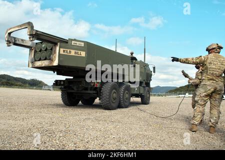 Amami, Giappone. 16th Nov 2022. I soldati marines degli Stati Uniti dimostrano gli HIMARS durante l'esercizio militare congiunto degli Stati Uniti e del Giappone 'Keen Sword 23' al sub-campo di Setouchi nell'isola di Amami Oshima, nella prefettura di Kagoshima, Giappone, mercoledì 16 novembre 2022. Foto di Keizo Mori/UPI Credit: UPI/Alamy Live News Foto Stock