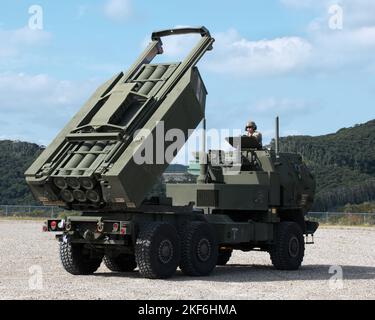 Amami, Giappone. 16th Nov 2022. I soldati marines degli Stati Uniti dimostrano gli HIMARS durante l'esercizio militare congiunto degli Stati Uniti e del Giappone 'Keen Sword 23' al sub-campo di Setouchi nell'isola di Amami Oshima, nella prefettura di Kagoshima, Giappone, mercoledì 16 novembre 2022. Foto di Keizo Mori/UPI Credit: UPI/Alamy Live News Foto Stock