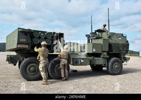 Amami, Giappone. 16th Nov 2022. I soldati marines degli Stati Uniti dimostrano gli HIMARS durante l'esercizio militare congiunto degli Stati Uniti e del Giappone 'Keen Sword 23' al sub-campo di Setouchi nell'isola di Amami Oshima, nella prefettura di Kagoshima, Giappone, mercoledì 16 novembre 2022. Foto di Keizo Mori/UPI Credit: UPI/Alamy Live News Foto Stock