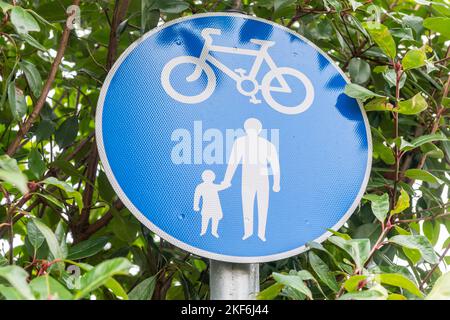 Biciclette e pedoni solo segno con uno sfondo di foglie sul canale di Coventry, West Midlands, Regno Unito. Foto Stock