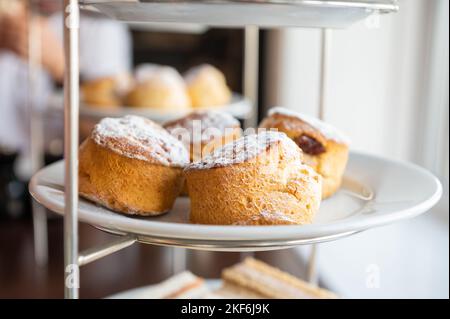 Tè pomeridiano inglese scones su impostazione piatto inglese Foto Stock