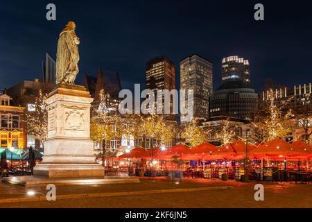 Skyline dell'Aia di notte visto dalla piazza nel centro storico della città, lunga esposizione Foto Stock