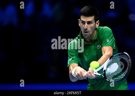 Torino, Italia. 16 novembre 2022. Novak Djokovic di Serbia gioca un colpo a rovescio durante il suo round robin match contro Andrey Rublev di Russia durante il giorno quattro delle finali ATP Nitto. Novak Djokovic ha vinto la partita 6-4, 6-1. Credit: Nicolò campo/Alamy Live News Foto Stock