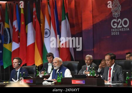 Nusa Dua, indonesiano. 16th Nov 2022. Nusa Dua, indonesiano. 16 Novembre 2022. Il primo ministro indiano Narendra modi, al centro, si rivolge alla sessione sulla trasformazione digitale alla sessione del Summit dei leader del G20, 16 novembre 2022, a Bali, Indonesia. Credit: Ufficio stampa/PIB Photo/Alamy Live News Foto Stock