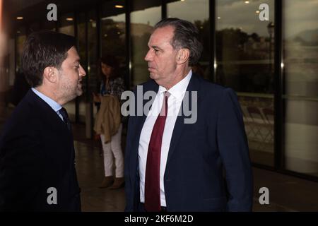 Marsiglia, Francia. 14th Nov 2022. Benoit Payan (L) e Renaud Muselier (R) parlano prima dell'arrivo di Elisabeth portata alla riunione. Renaud Muselier, presidente della Regione del Sud, ha organizzato a Marsiglia il quarto incontro dei sindaci della regione Provenza - Alpi - Costa azzurra, dedicato alla transizione ecologica. (Credit Image: © Laurent Coust/SOPA Images via ZUMA Press Wire) Foto Stock