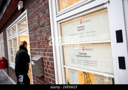 Amburgo, Germania. 16th Nov 2022. Un uomo va al 'Tagestreff Caricare' nel centro della città. La Caritas di Amburgo ha aperto una nuova struttura che offre una vasta gamma di servizi per i senzatetto. Credit: Daniel Bockwoldt/dpa/Alamy Live News Foto Stock