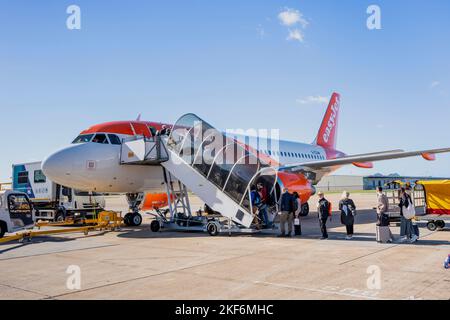 Persone imbarco di un volo Easy Jet, aeroporto di Gatwick, West Sussex, Regno Unito. Foto Stock