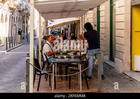 I clienti seduti a pranzare fuori Da Un ristorante a Ortigia, Siracusa, Sicilia, Italia Foto Stock