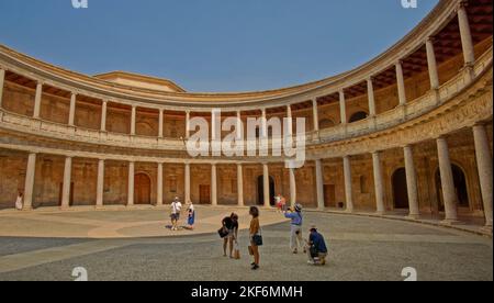 Cortile interno del Palazzo di Carlo 5th di Spagna situato all'interno del complesso del Palazzo Nasrido a Granada, Spagna. Foto Stock