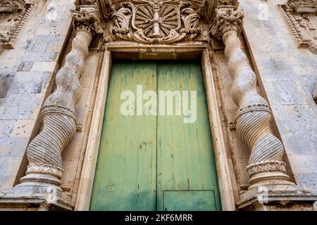 L'ingresso alla Chiesa di Santa Lucia alla Badia, Piazza Duomo, Ortigia, Siracusa, Sicilia, Italia. Foto Stock