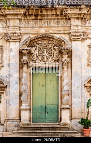 L'ingresso alla Chiesa di Santa Lucia alla Badia, Piazza Duomo, Ortigia, Siracusa, Sicilia, Italia. Foto Stock