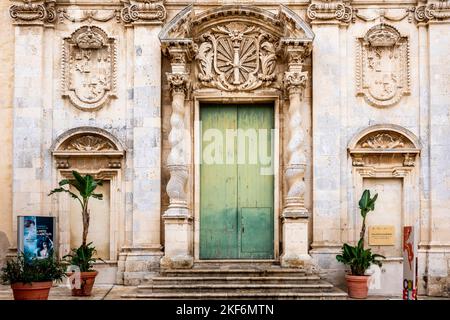 L'ingresso alla Chiesa di Santa Lucia alla Badia, Piazza Duomo, Ortigia, Siracusa, Sicilia, Italia. Foto Stock