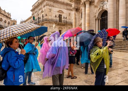 Turisti fuori dalla Cattedrale in Una giornata piovosa, Ortigia, Siracusa, Sicilia, Italia Foto Stock