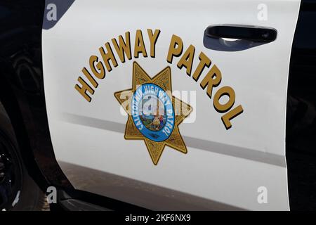 Los Angeles, CA / USA - 12 novembre 2022: Il logo Eureka della California Highway Patrol viene visualizzato sul lato di un veicolo della polizia. Foto Stock