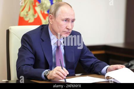 Mosca, Russia. 16th Nov 2022. Il presidente russo Vladimir Putin presiede un video incontro con i funzionari del governo per discutere questioni finanziarie della residenza ufficiale dello stato a Novo-Ogaryovo, 16 novembre 2022 fuori Mosca, Russia. Credit: Mikhail Metzel/Kremlin Pool/Alamy Live News Foto Stock
