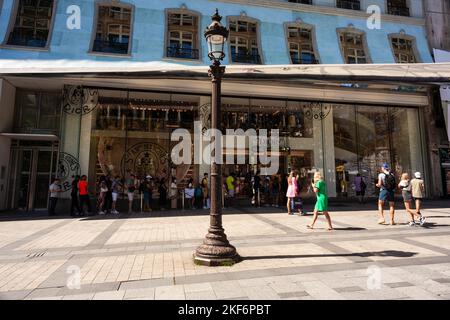 Parigi, Francia - 16 luglio 2022: Vista esterna della boutique Dior con una fila di persone in Avenue des Champs-Elysees Foto Stock