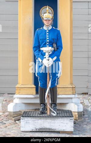 STOCCOLMA, SVEZIA - 10 GIUGNO 2022: Guardia reale femminile al Palazzo reale di Stoccolma, Svezia Foto Stock