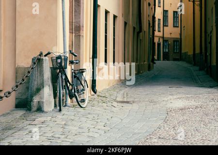 Bici d'epoca in vecchia strada acciottolata della città vecchia, svedese: Gamla Stan, a Stoccolma, Svezia Foto Stock