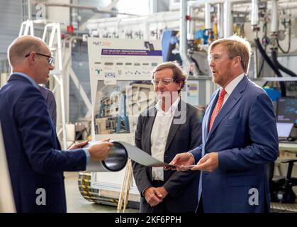 Nedstack, Paesi Bassi, 16/11/2022, re Willem-Alexander dei Paesi Bassi a Nedstack ad Arnhem, il 16 novembre 2022, per una visita al cluster a idrogeno del Parco industriale di Kleefse Waard, ha un tour di tre diversi processi che Nedstack attraversa quando realizza soluzioni per celle a combustibile PEM. Si presterà attenzione alle celle, agli stack e alla posizione dell'elettrolizzatore di prova Foto: Albert Nieboer/Netherlands OUT/Point de Vue OUT Foto Stock