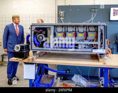 Nedstack, Paesi Bassi, 16/11/2022, re Willem-Alexander dei Paesi Bassi a Nedstack ad Arnhem, il 16 novembre 2022, per una visita al cluster a idrogeno del Parco industriale di Kleefse Waard, ha un tour di tre diversi processi che Nedstack attraversa quando realizza soluzioni per celle a combustibile PEM. Si presterà attenzione alle celle, agli stack e alla posizione dell'elettrolizzatore di prova Foto: Albert Nieboer/Netherlands OUT/Point de Vue OUT Foto Stock