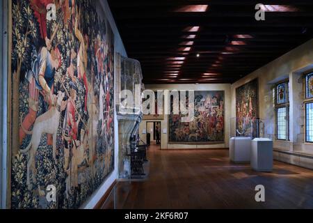 New York, NY - gli arazzi medievali del Met Cloisters sono esposti in una sala con un grande camino in pietra. Foto Stock