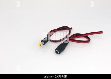 Cavi connettore maschio e femmina DC 12V su sfondo bianco. Componenti  elettronici utilizzati come connettori utilizzati per collegare  l'alimentazione Foto stock - Alamy