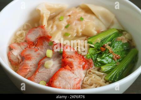 Succulenta zuppa di uova di maiale arrosto cinese e zuppa di Wontons con verdure Foto Stock