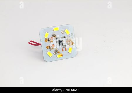 PCB di lampada LED bianca con resistore e Power IC su sfondo bianco. Foto Stock