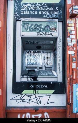 Bancomat con graffiti a Peckham, Londra, Inghilterra, Regno Unito Foto Stock