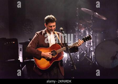 15th novembre 2022, Londra, Regno Unito. Marcus Mumford suona sul palco al Shepherds Bush Empire. Credit: Louise Morris/Alamy Live News Foto Stock