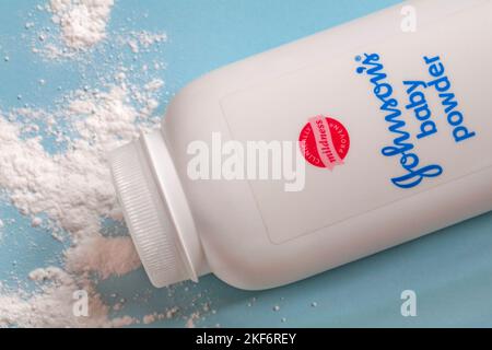 Johnsons Baby Powder Johnson and Johnson baby Powder con contenuto versato Set su fondo azzurro pallido - talco, talco in polvere Foto Stock