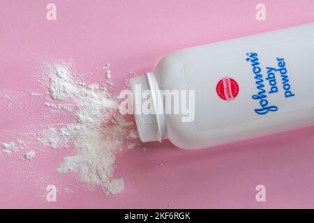 Johnsons Baby Powder Johnson and Johnson baby Powder con contenuto versato Set su sfondo rosa - talco, talco in polvere Foto Stock