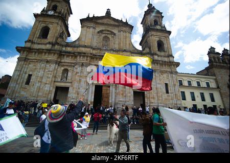 I sostenitori del Pro-Governo sfilano per i primi 100 giorni del governo di sinistra di Gustavo Petro in carica, a Bogotà, Colombia, il 15 novembre 2022. Foto Stock