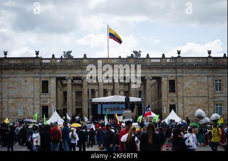 I sostenitori del Pro-Governo sfilano per i primi 100 giorni del governo di sinistra di Gustavo Petro in carica, a Bogotà, Colombia, il 15 novembre 2022. Foto Stock