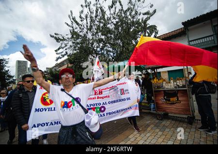 I sostenitori del Pro-Governo sfilano per i primi 100 giorni del governo di sinistra di Gustavo Petro in carica, a Bogotà, Colombia, il 15 novembre 2022. Foto Stock