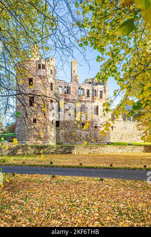 Le rovine del 12th ° secolo Huntly Castello in autunno, Huntly, Aberdeenshire, Scozia UK Foto Stock