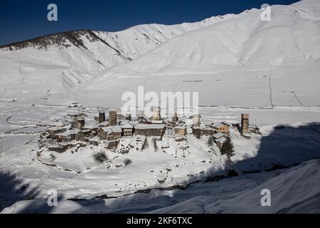 Le Torri Svan attaccate alle case residenziali, sono il simbolo di Svanetia, è unica struttura difensiva dell'epoca dell'alto Medioevo, Ushguli, Georgi Foto Stock