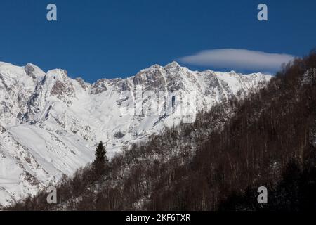 Il monte Shkhara è una montagna di nove vette, una delle più alte e belle vette situate nella parte centrale del Caucaso Foto Stock