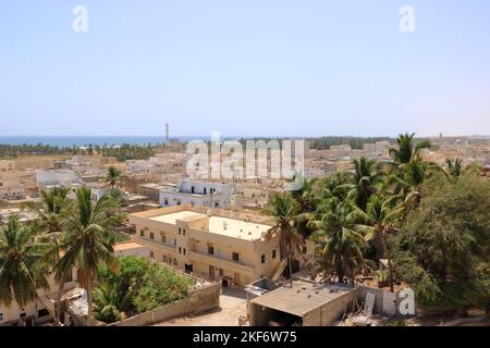 Vista costiera dall'altopiano di Taqah vicino a Salalah, Dhofar, Sultanato dell'Oman Foto Stock