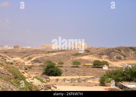 Vista sulla città costiera di Taqah nel governatorato di Dhofar, vicino a Salalah in Oman Foto Stock