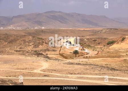 Paesaggio vicino al Parco Archeologico di Sumhuram con le rovine dell'antica città Khor Rori vicino a Salalah in Oman Foto Stock